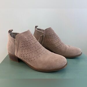 TOMS suede cutout ankle boots women’s 7 grey/taupe